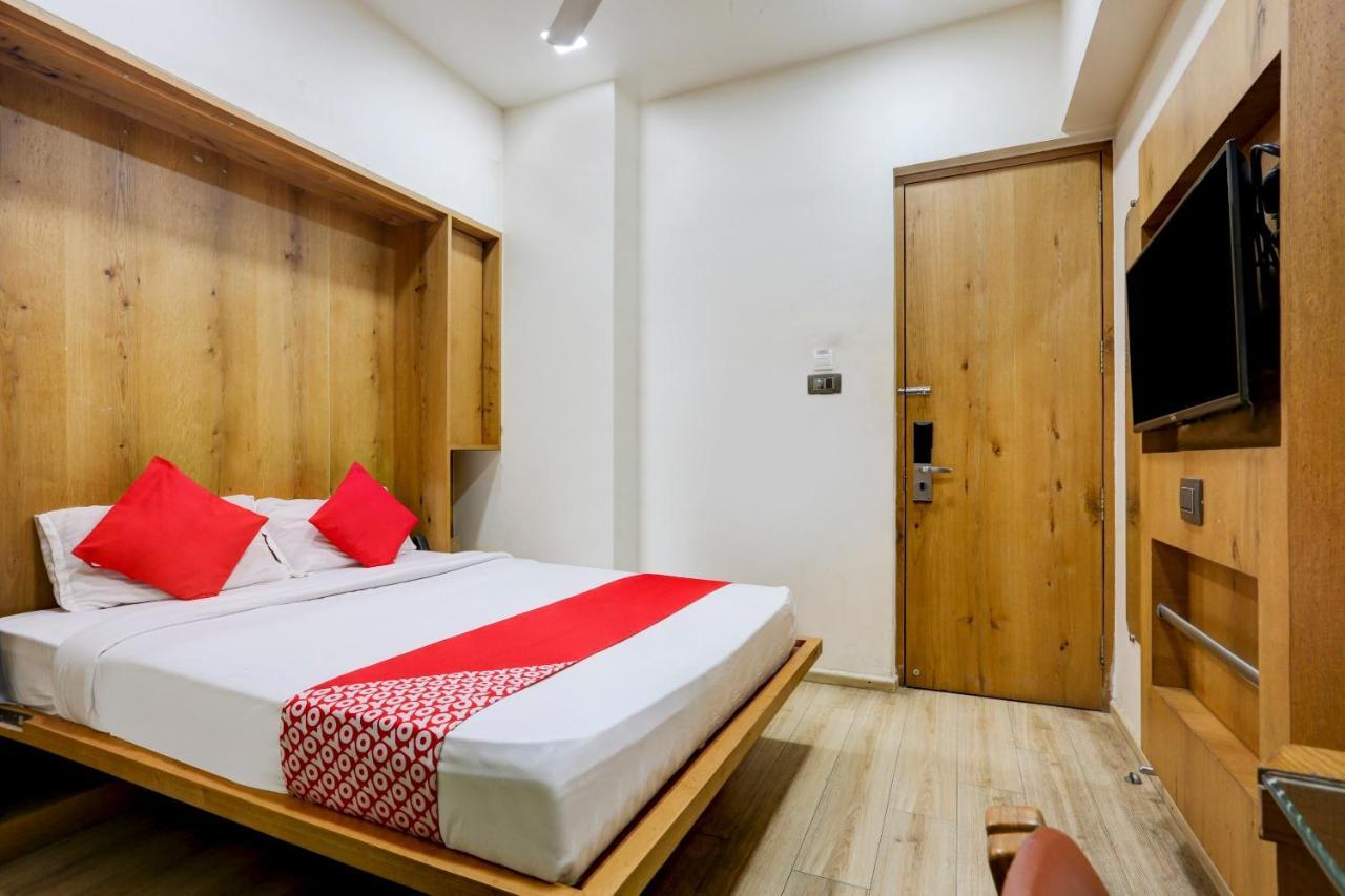Oyo 81549 Hotel Elegance Nx Mumbai Exterior foto